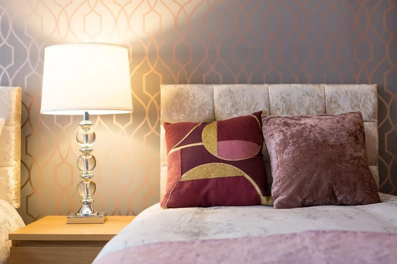 Stunning 2-Bed Apartment In Central Edinburgh 0*,